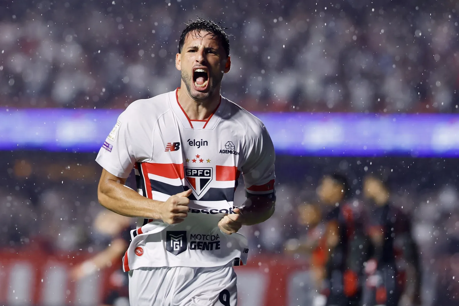 Calleri faz atividade adaptada antes de treino do São Paulo para o Brasileirão