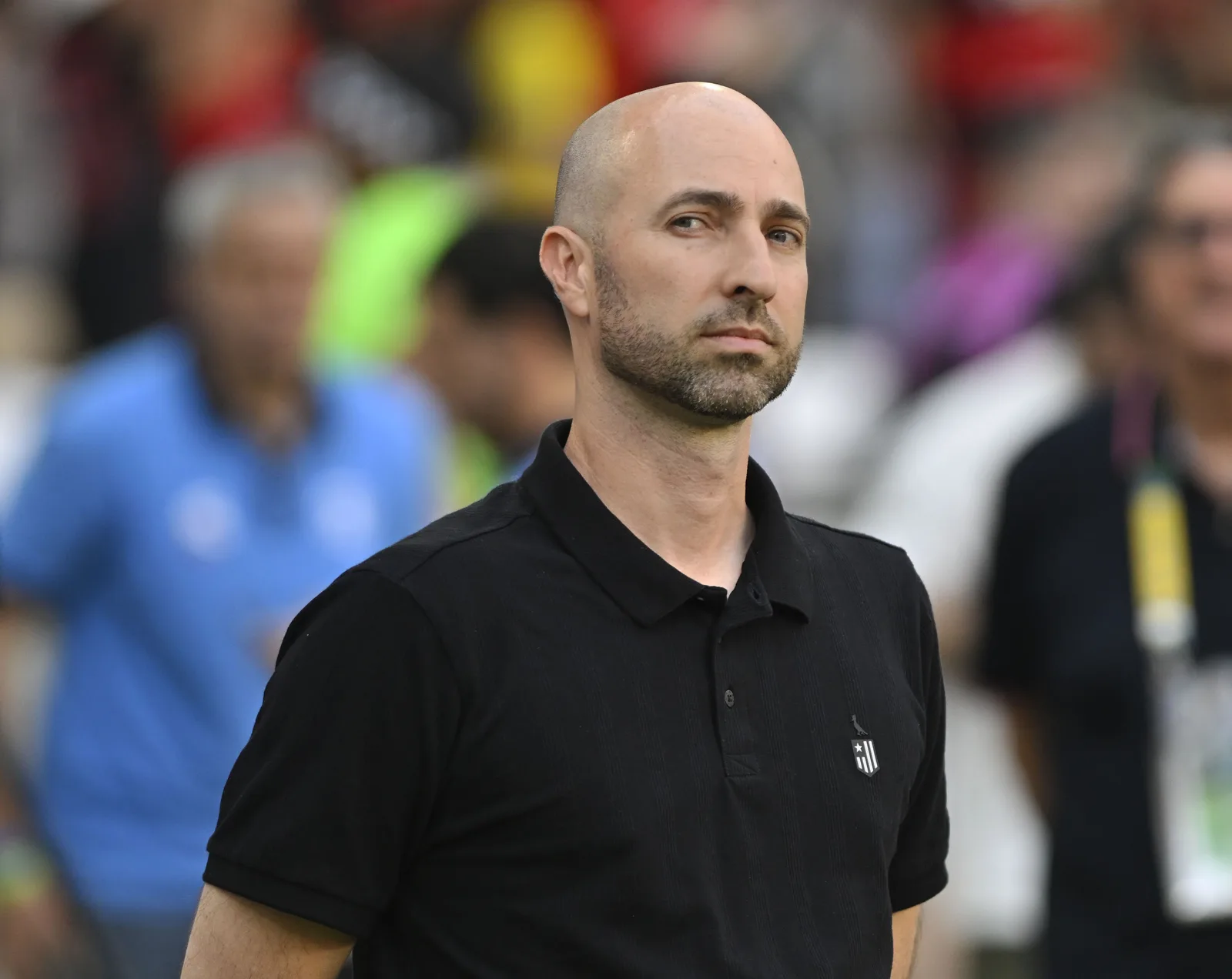 Bellão deve escalar Botafogo com dois zagueiros diante do Palmeiras
