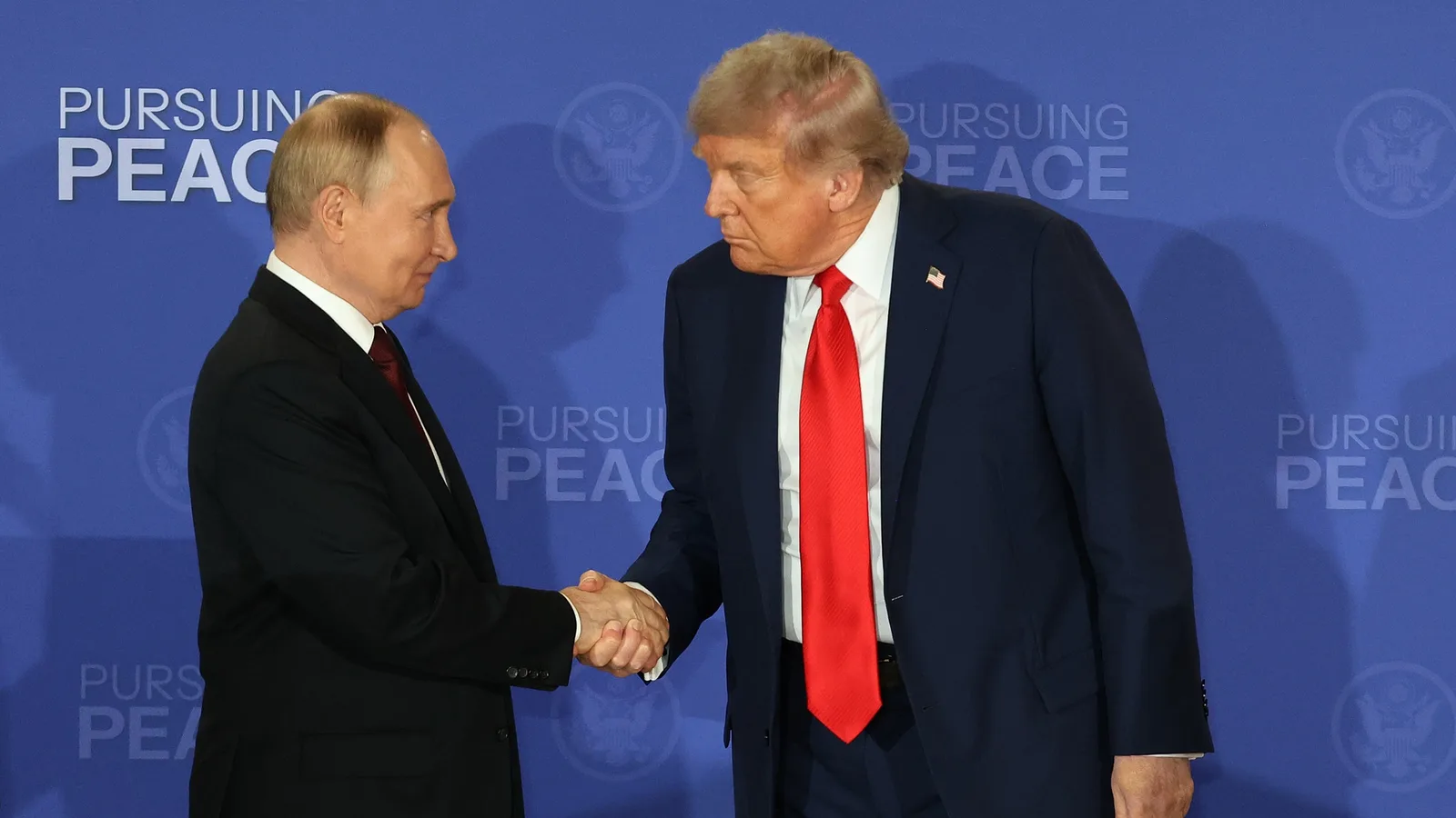 Trump anuncia compra de diesel russo e enfrenta críticas nos EUA