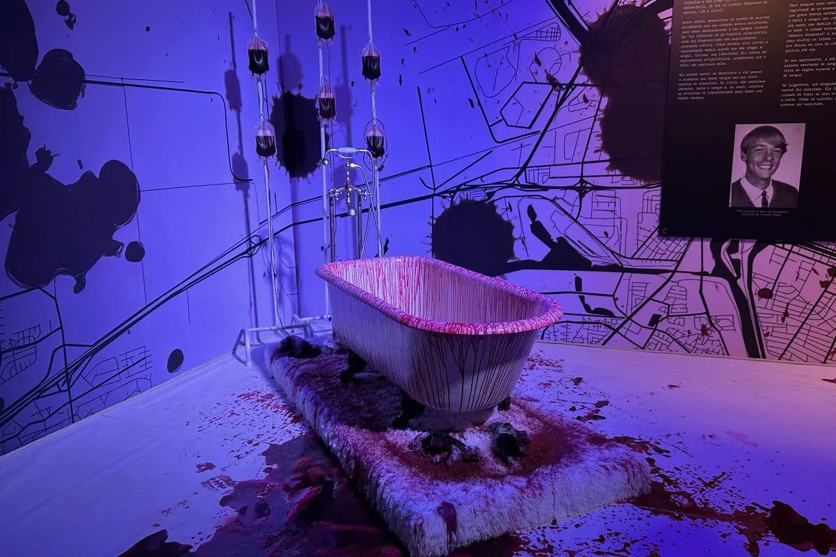 Exposição sobre serial killers transforma cenas de crimes em cenários para fotos