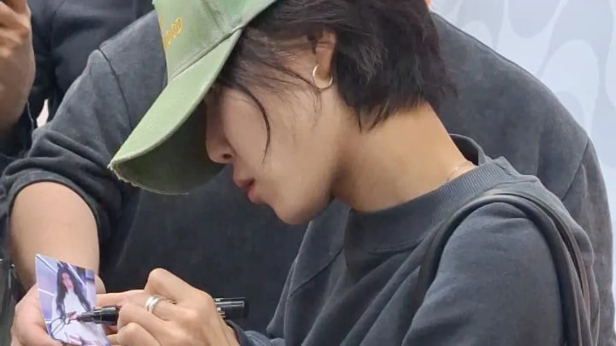 Hwasa emociona fãs no Galeão com fotos, autógrafos e elogio a cabelo cacheado