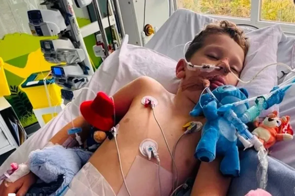 Menino passa por cirurgia após AVC e permanece em recuperação