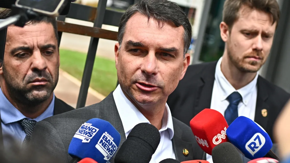 Defesa de Flávio Bolsonaro pede ao STF inquérito contra dois deputados do PT