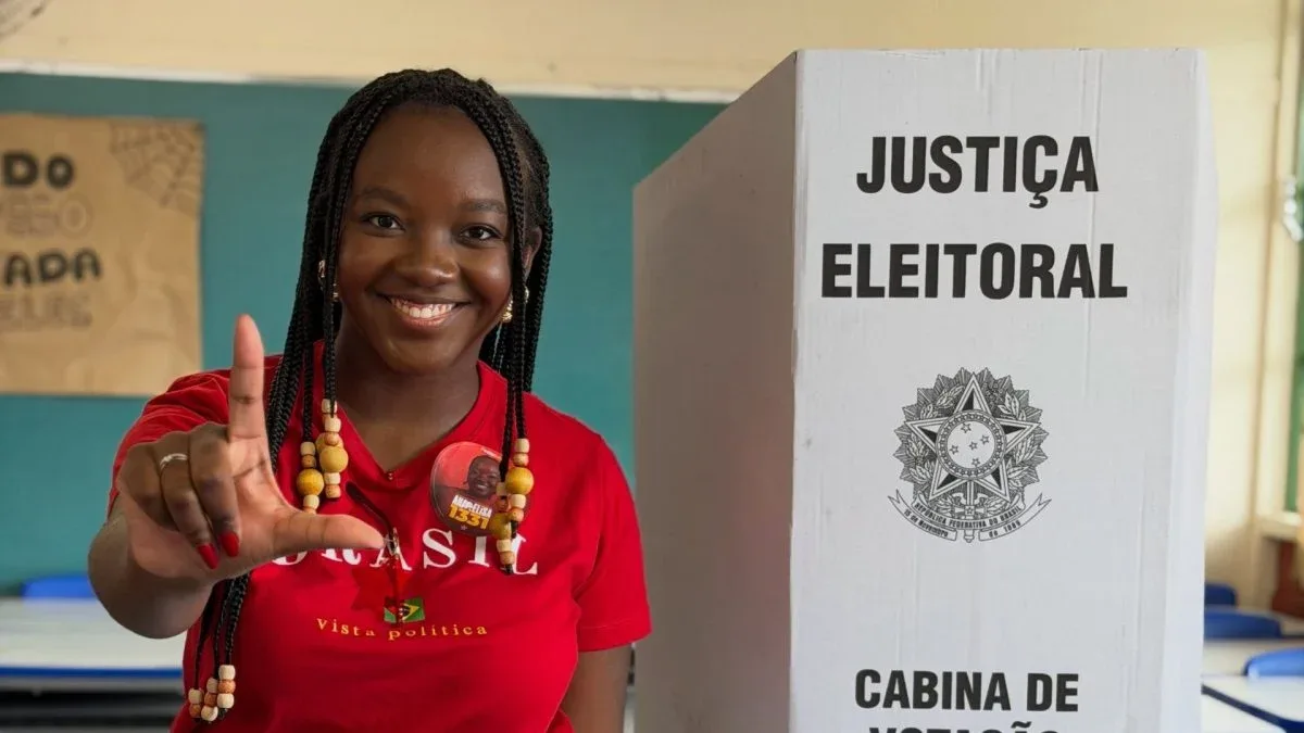 Ana Elisa diz que eleição de Flávio Bolsonaro ameaçaria democracia