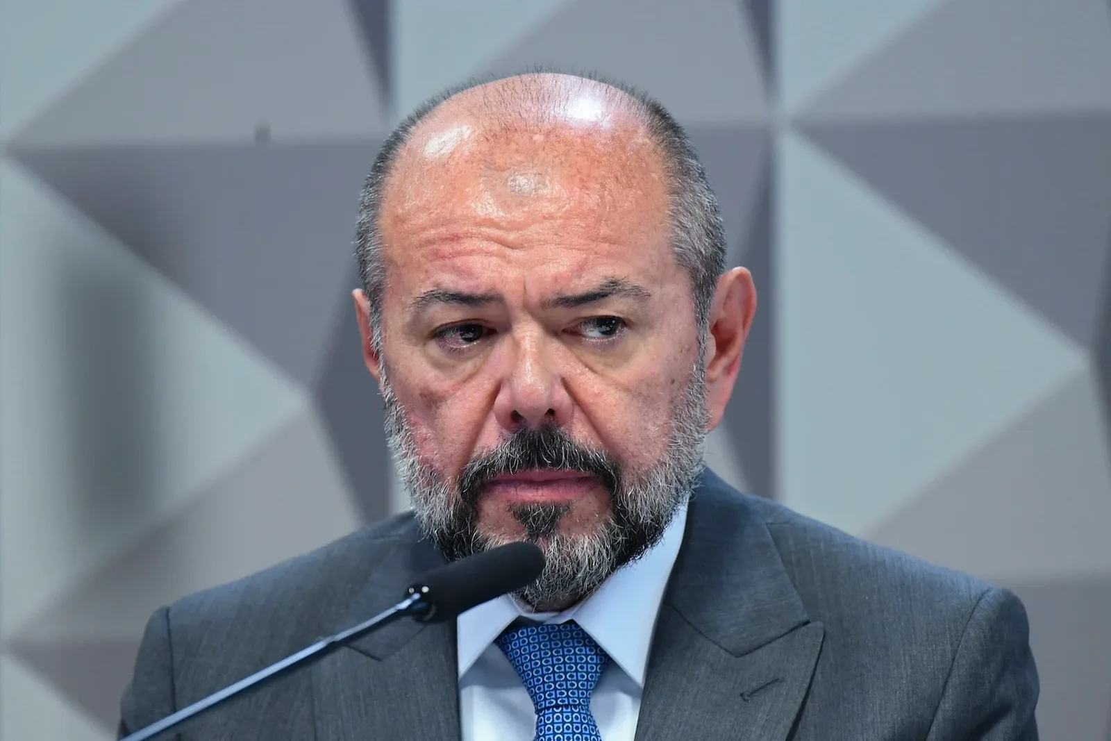Ex-presidente do INSS entrega passaporte após retirada de tornozeleira