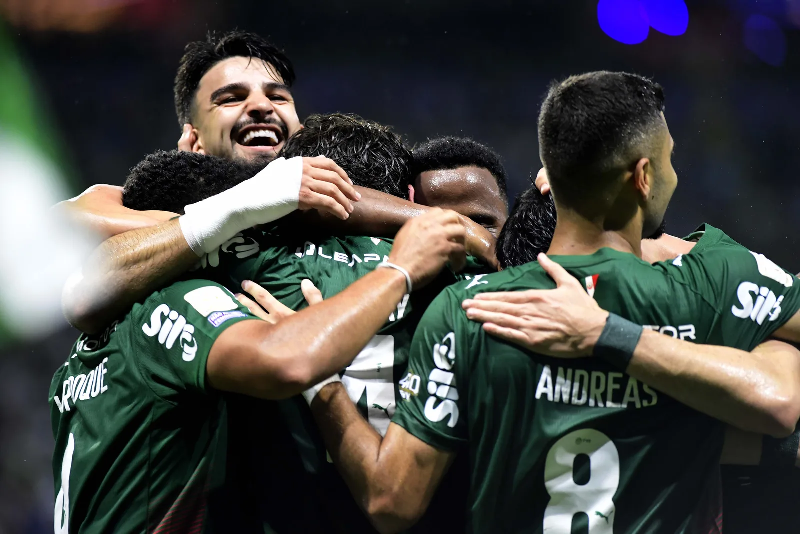 Giay decide no ataque, e defesa do Palmeiras sustenta goleada no Dérbi