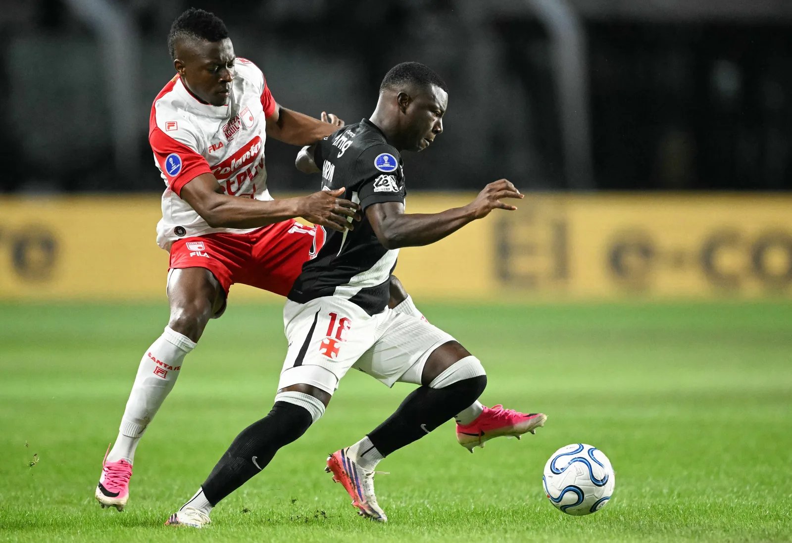 Hinestroza busca espaço no Vasco após classificação na Sul-Americana