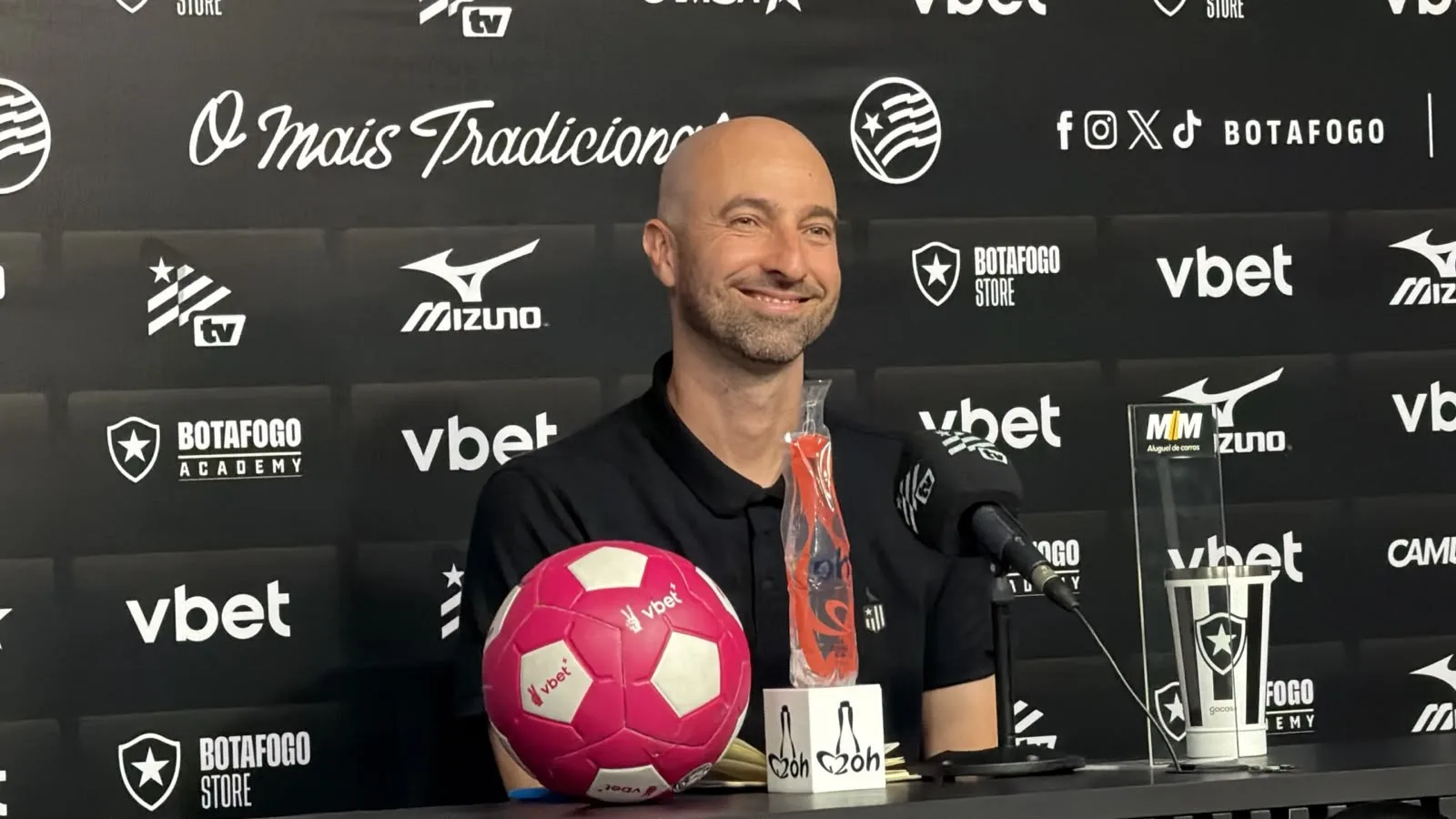 Bellão vê defesa do Botafogo fortalecida e mantém foco no trabalho no clube