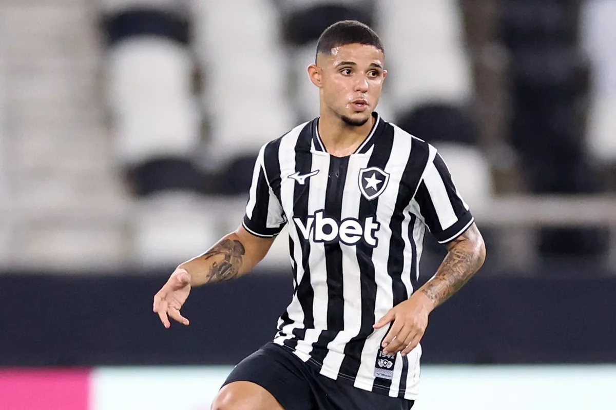 Botafogo prepara terceira dupla de zaga diferente contra o Coritiba
