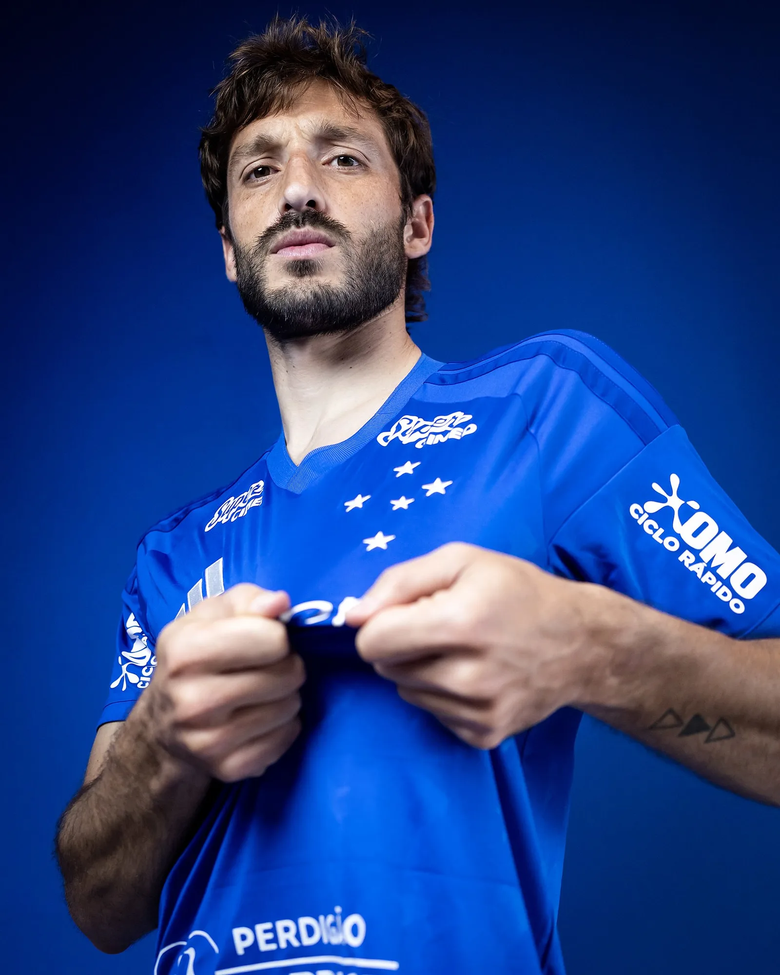 Viña chega ao Cruzeiro para reforçar setor com lacunas na defesa