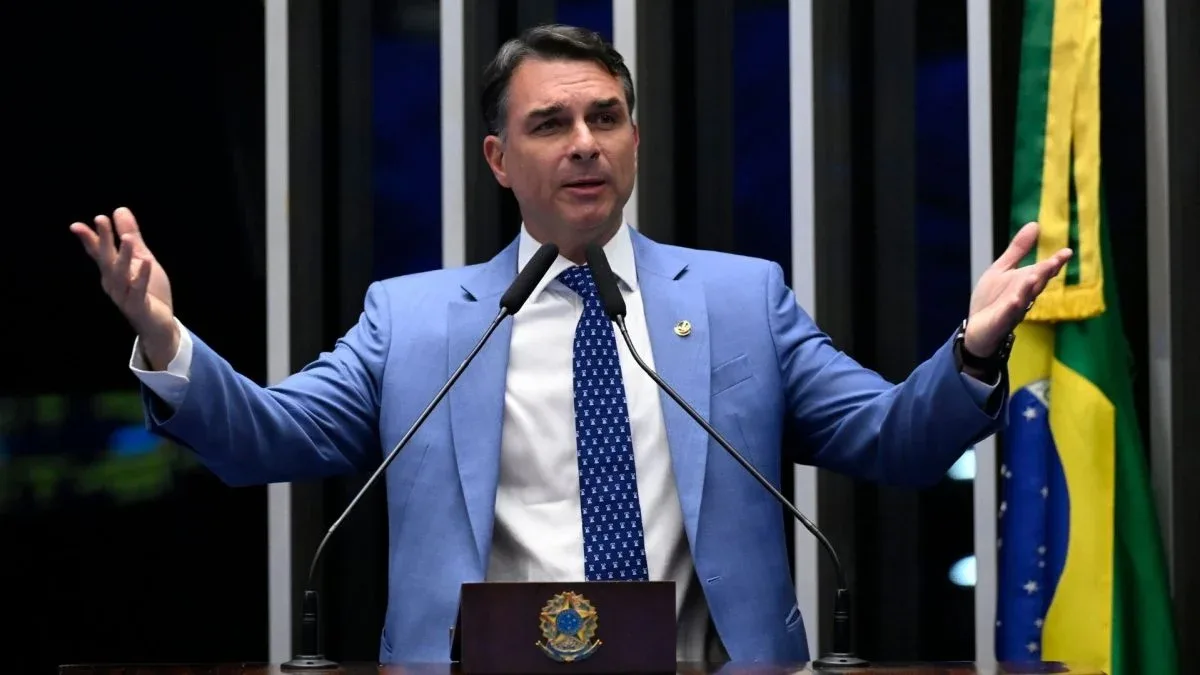 Flávio visita Filipe Martins e questiona atuação de Moraes