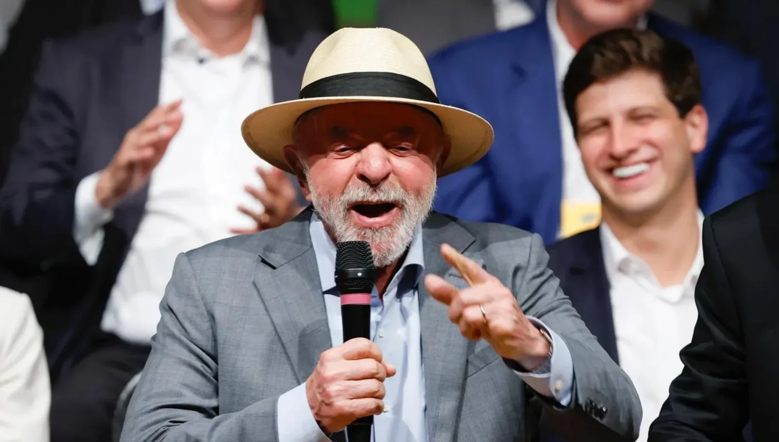 Coligação de Lula questiona no TSE vídeos e postagens de Flávio Bolsonaro