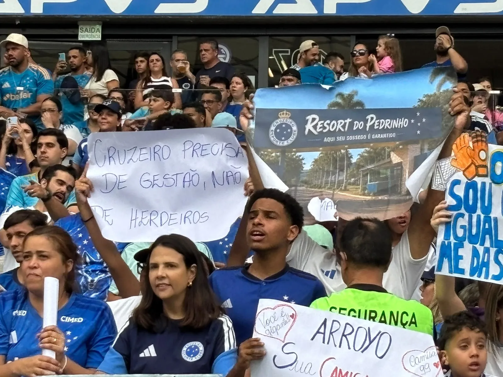 Torcida do Cruzeiro vaia elenco e diretoria antes de partida no Mineirão
