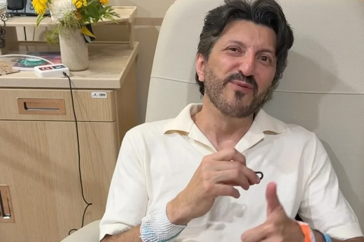 Lito Sousa recebe cuidados paliativos em casa, com foco no controle de sintomas