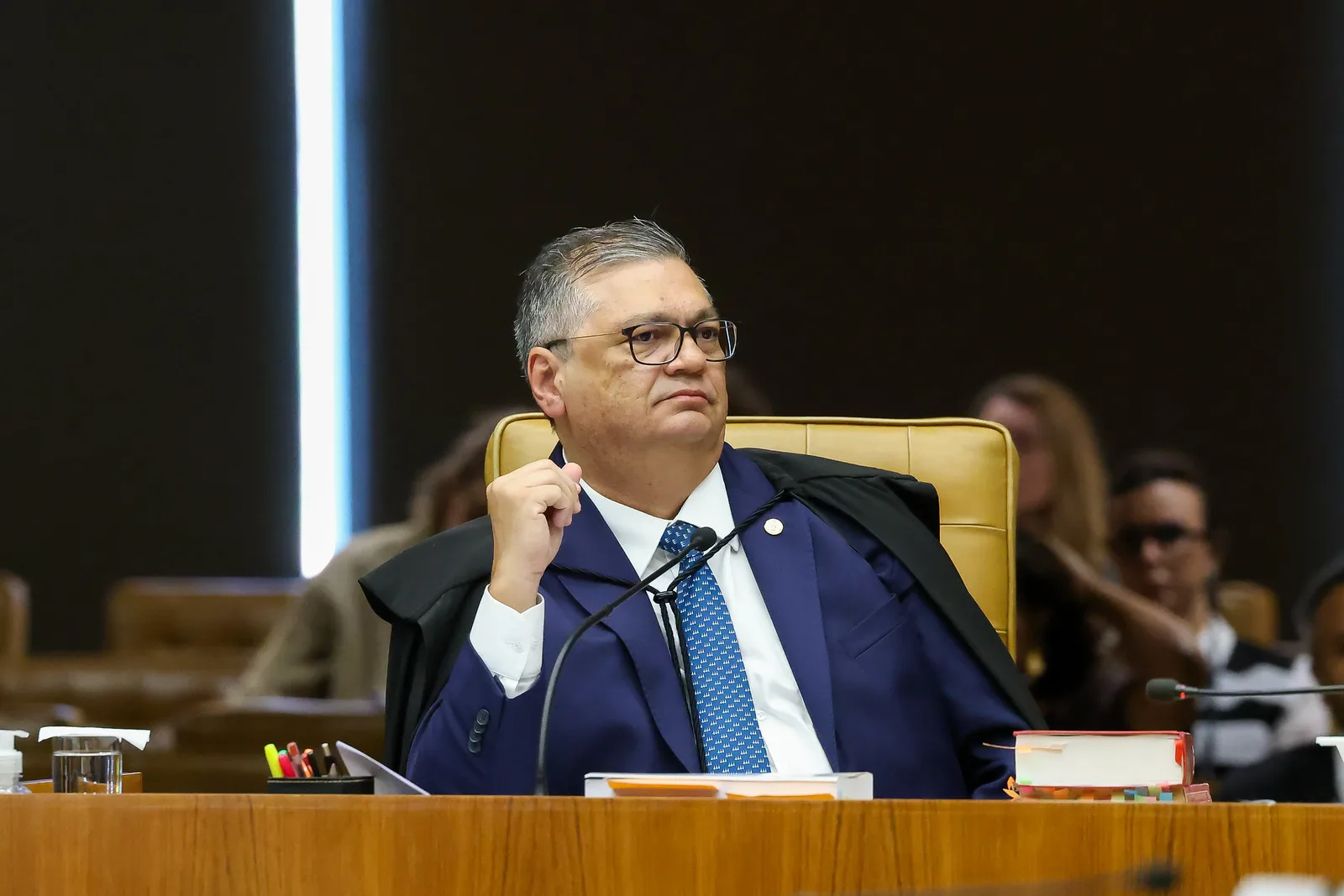Dino interrompe sessão do STF após confronto entre ministros