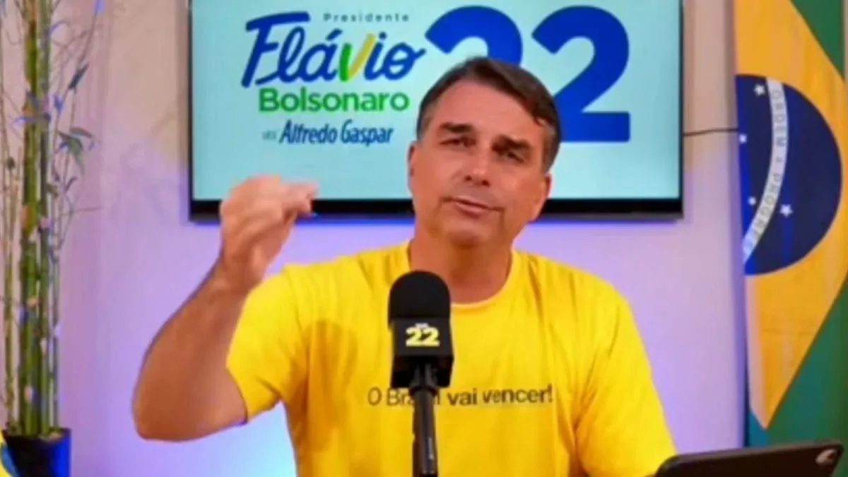 Flávio Bolsonaro anuncia pedido para investigar atuação de Dino em caso ligado a filme