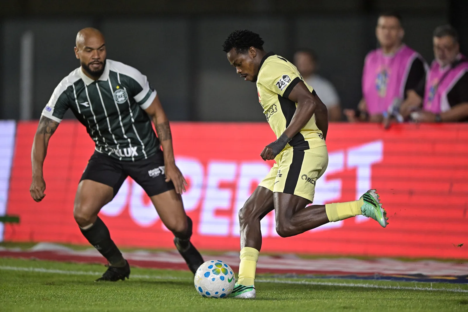 Convocação pela Colômbia e suspensão tiram Gomez de duelo do Vasco