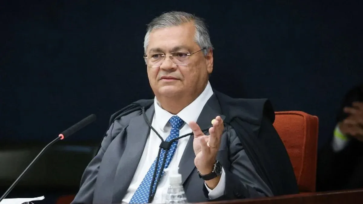 Dino afirma que Fachin arquivou relatório da PF sobre caso Master