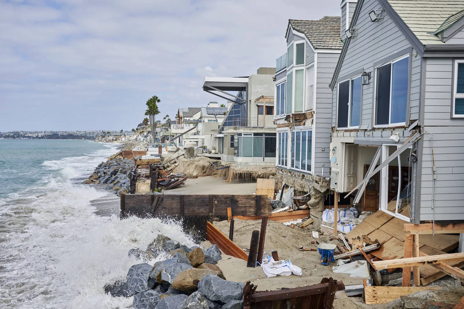 Califórnia se prepara para El Niño após danos em praias e imóveis