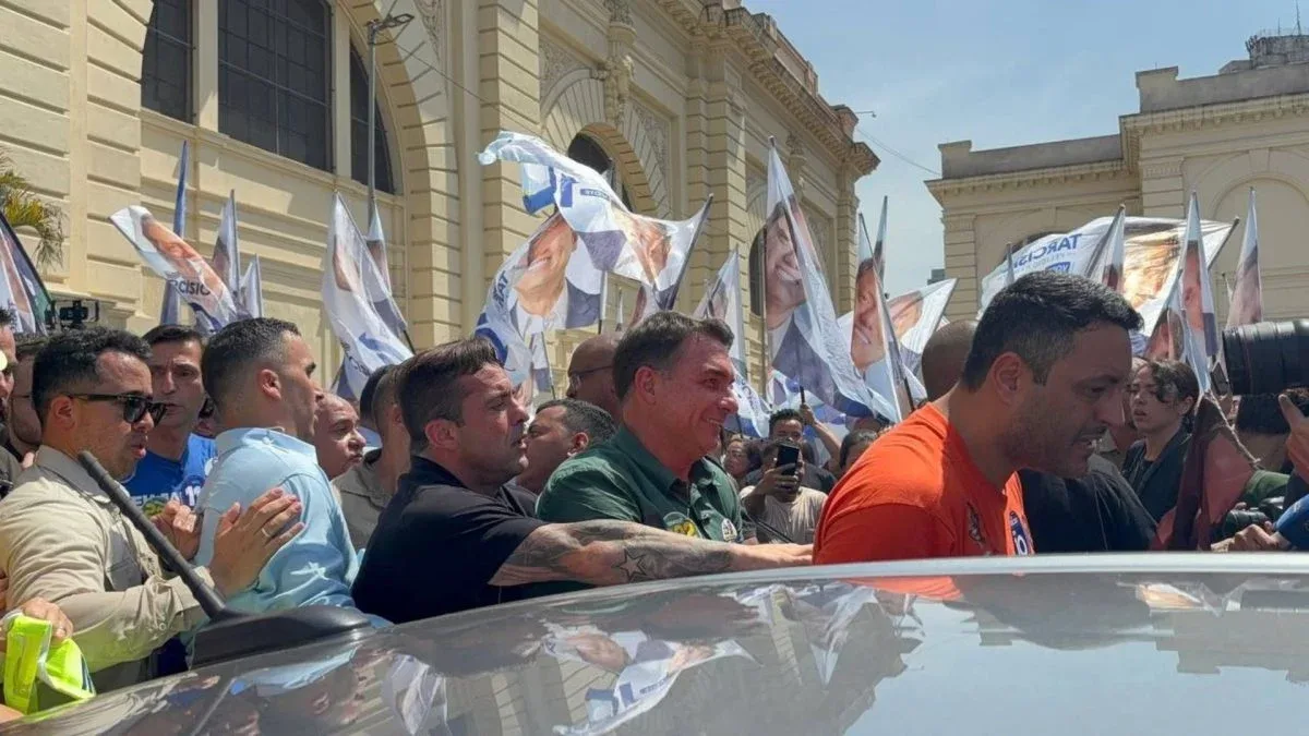 Flávio Bolsonaro exibe imagem de Nossa Senhora em ato e nega boato