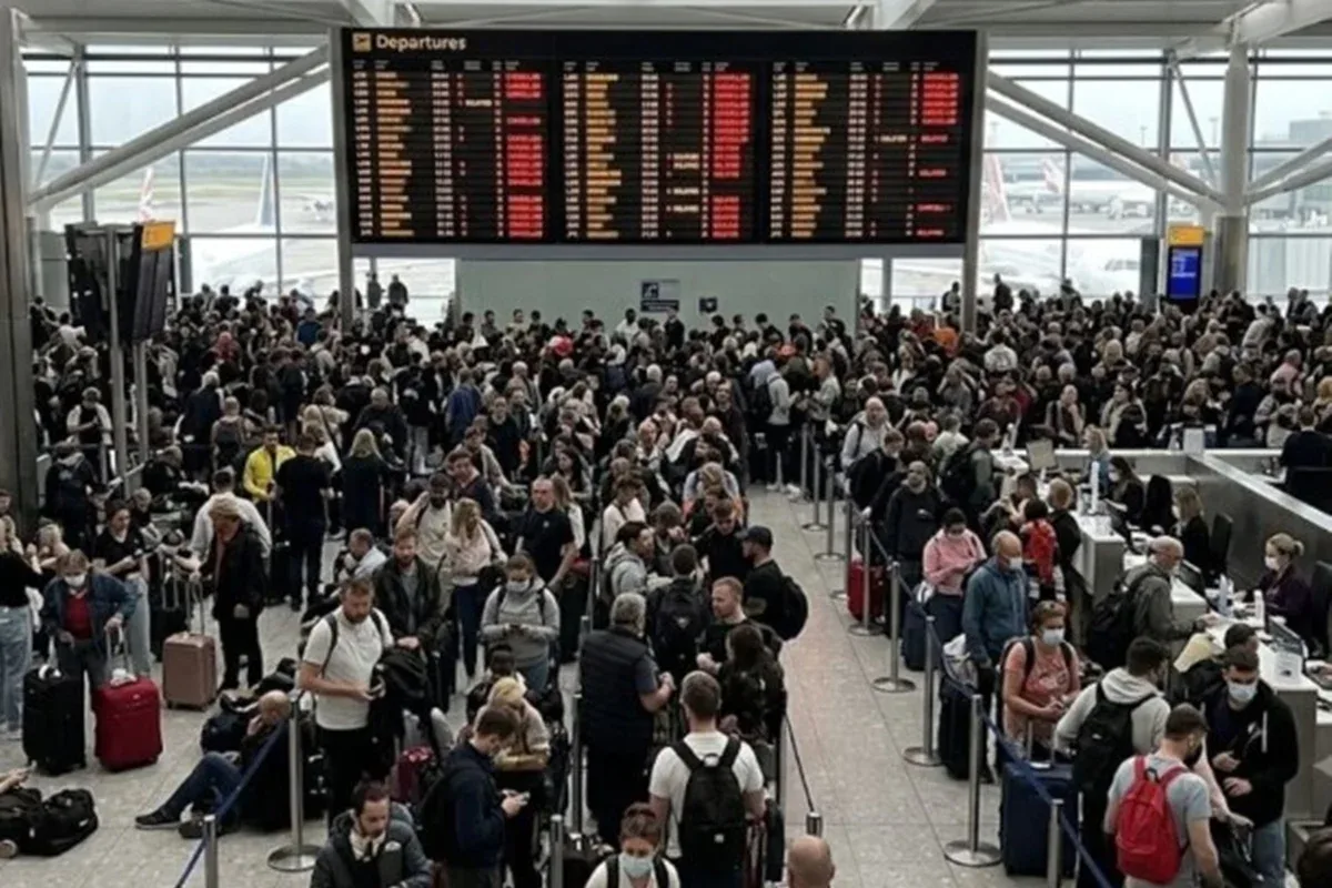 Falha no controle aéreo mantém cancelamentos e atrasos no Reino Unido