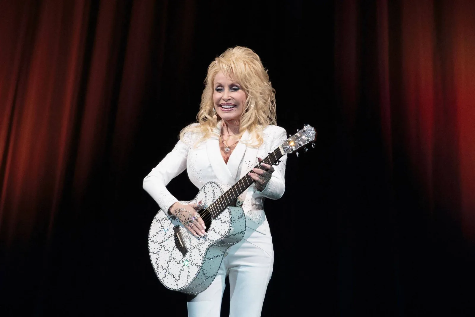 Dolly Parton ganha lançamento póstumo com cover de “Bound to Ride”