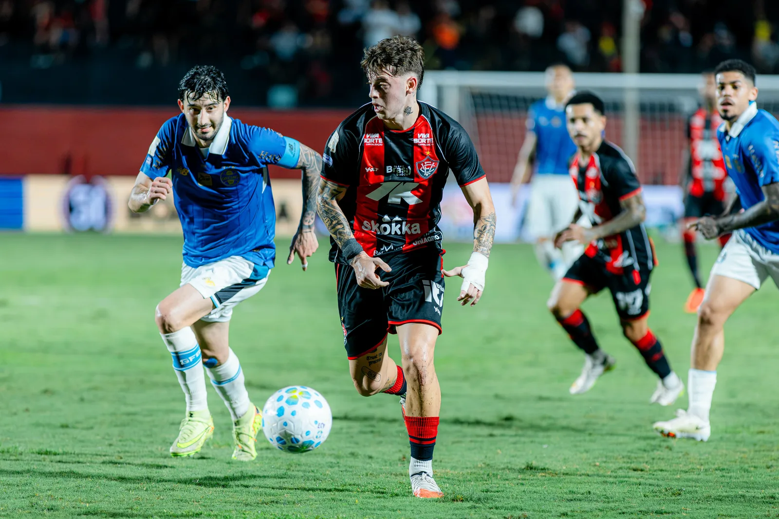 Renê decide no segundo tempo, e Vitória supera o Grêmio no Barradão