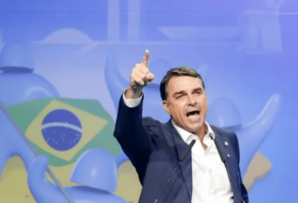 Flávio Bolsonaro promete cortar impostos e juros em programa eleitoral