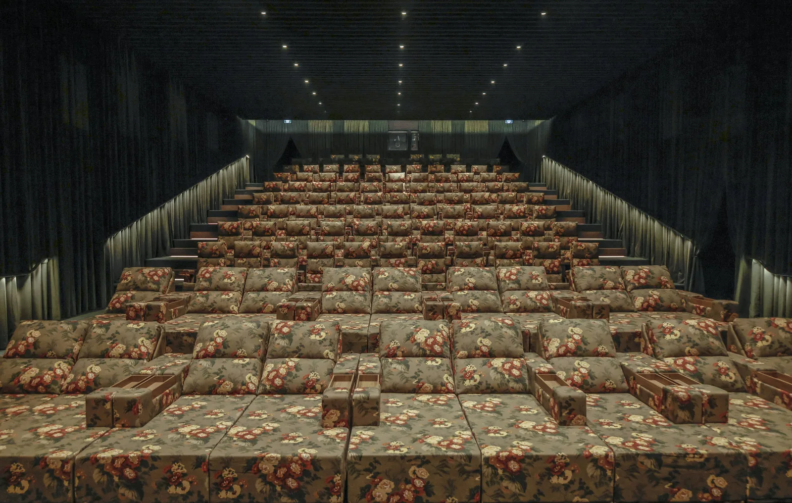 Novo cinema da Vila Madalena combina sala única, bar e programação de estreia