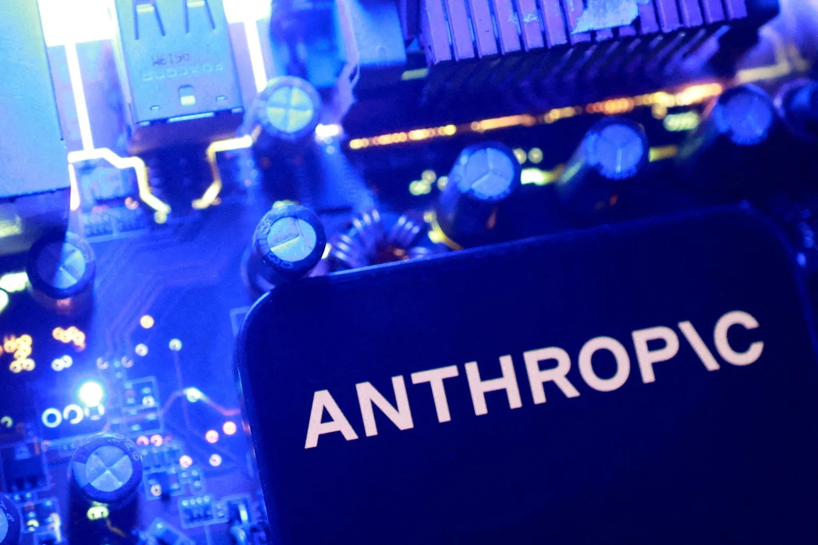 Anthropic mantém restrição para contratos militares nos Estados Unidos
