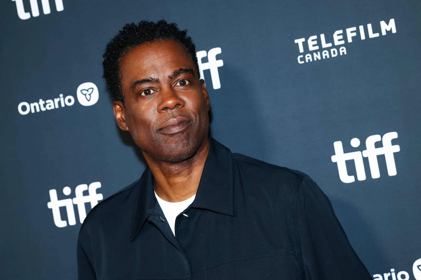 Rosalind Eleazar vive atriz em crise no retorno de Chris Rock ao cinema