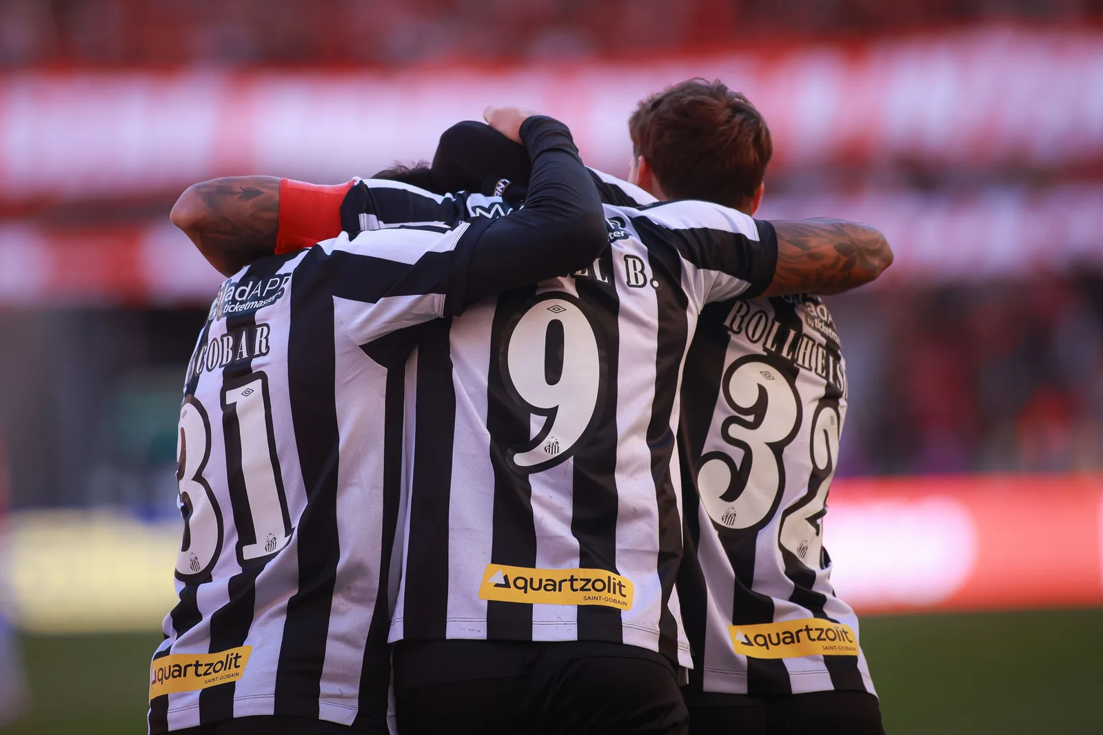 Gabriel marca duas vezes e recebe maior nota em vitória do Santos