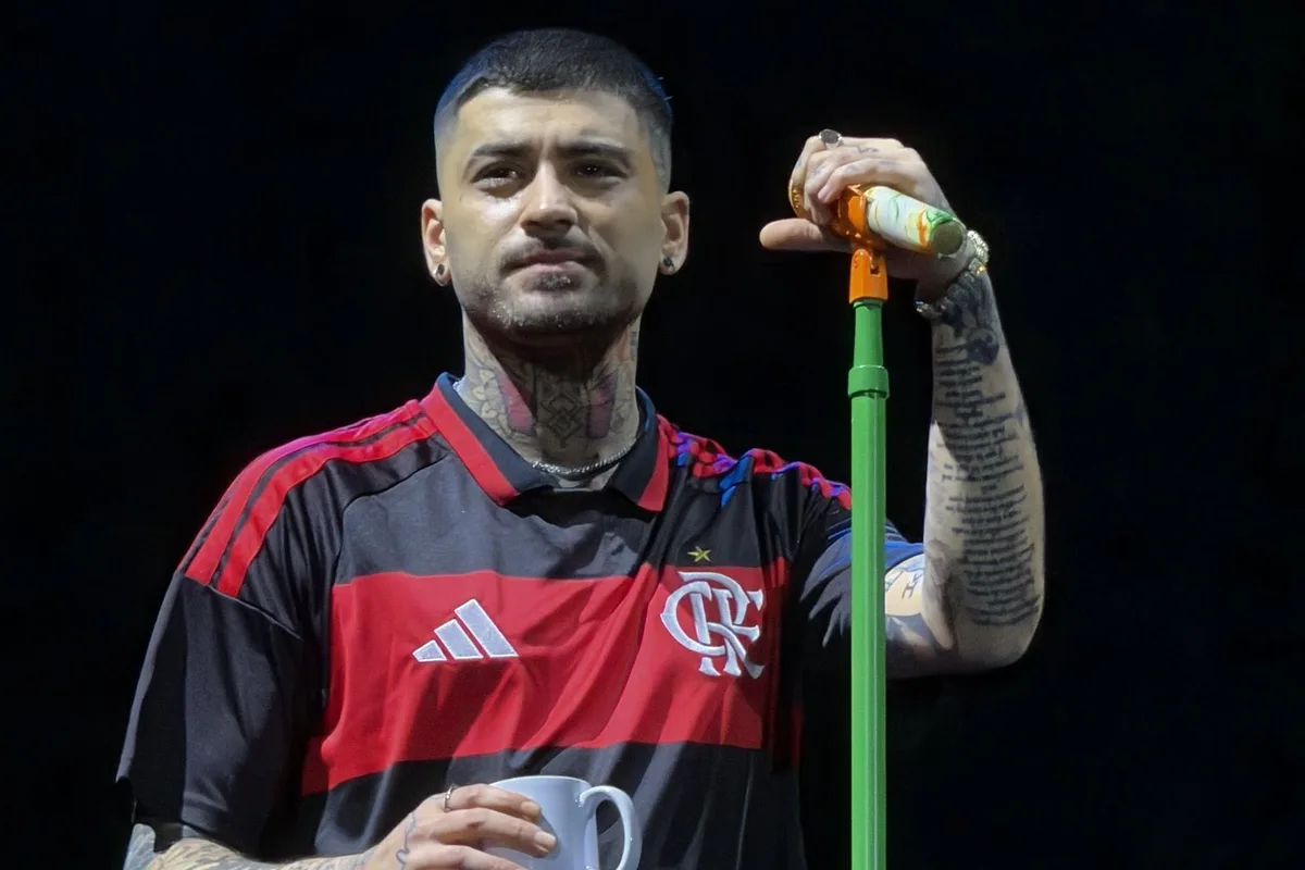 Após vestir camisa do Flamengo, Zayn troca de roupa e usa uniforme do Palmeiras