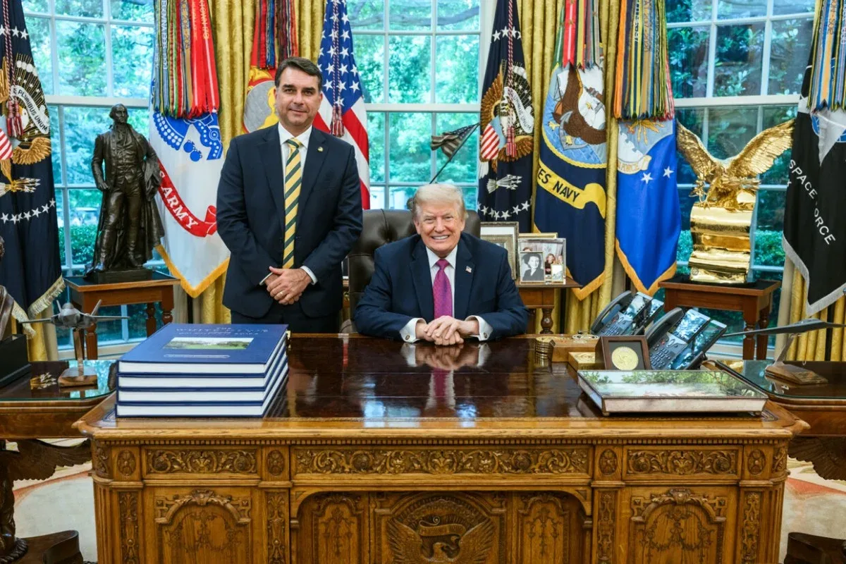 Trump não declara apoio a Flávio Bolsonaro e diz acompanhar eleição brasileira
