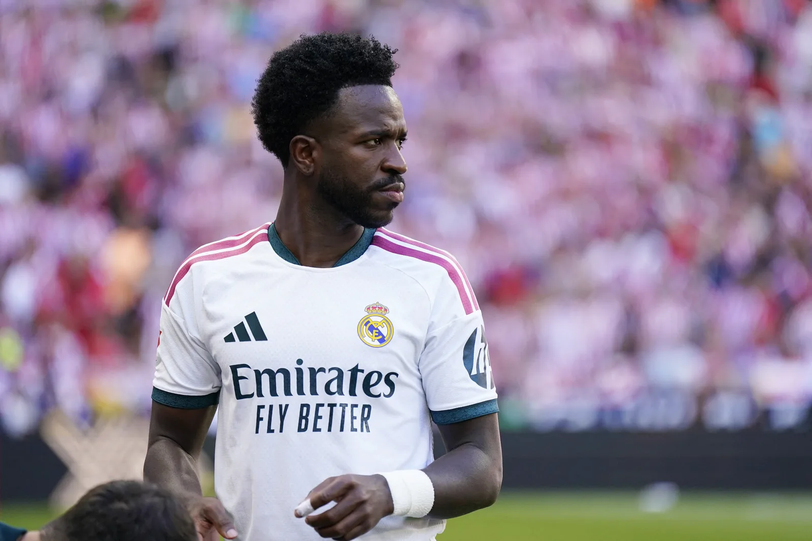 Vini Jr. fica no banco, e Mbappé volta ao time titular do Real Madrid
