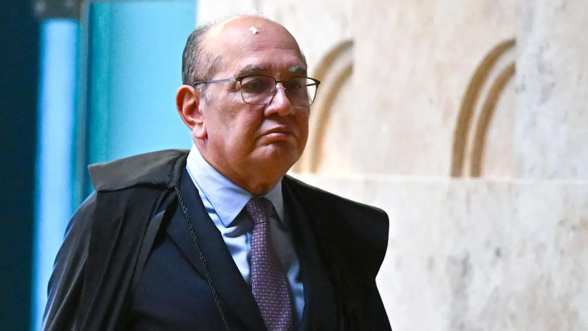Uso de celular por Gilmar Mendes na cabine contraria resolução do TSE