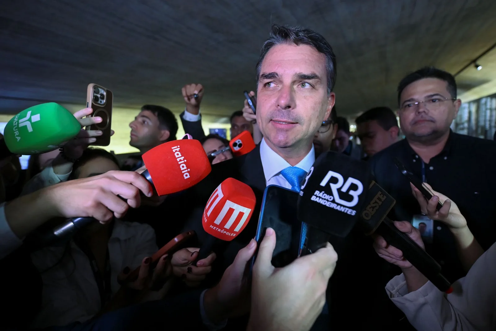 TSE veta púlpito de Lula, e Flávio Bolsonaro fica fora de debate