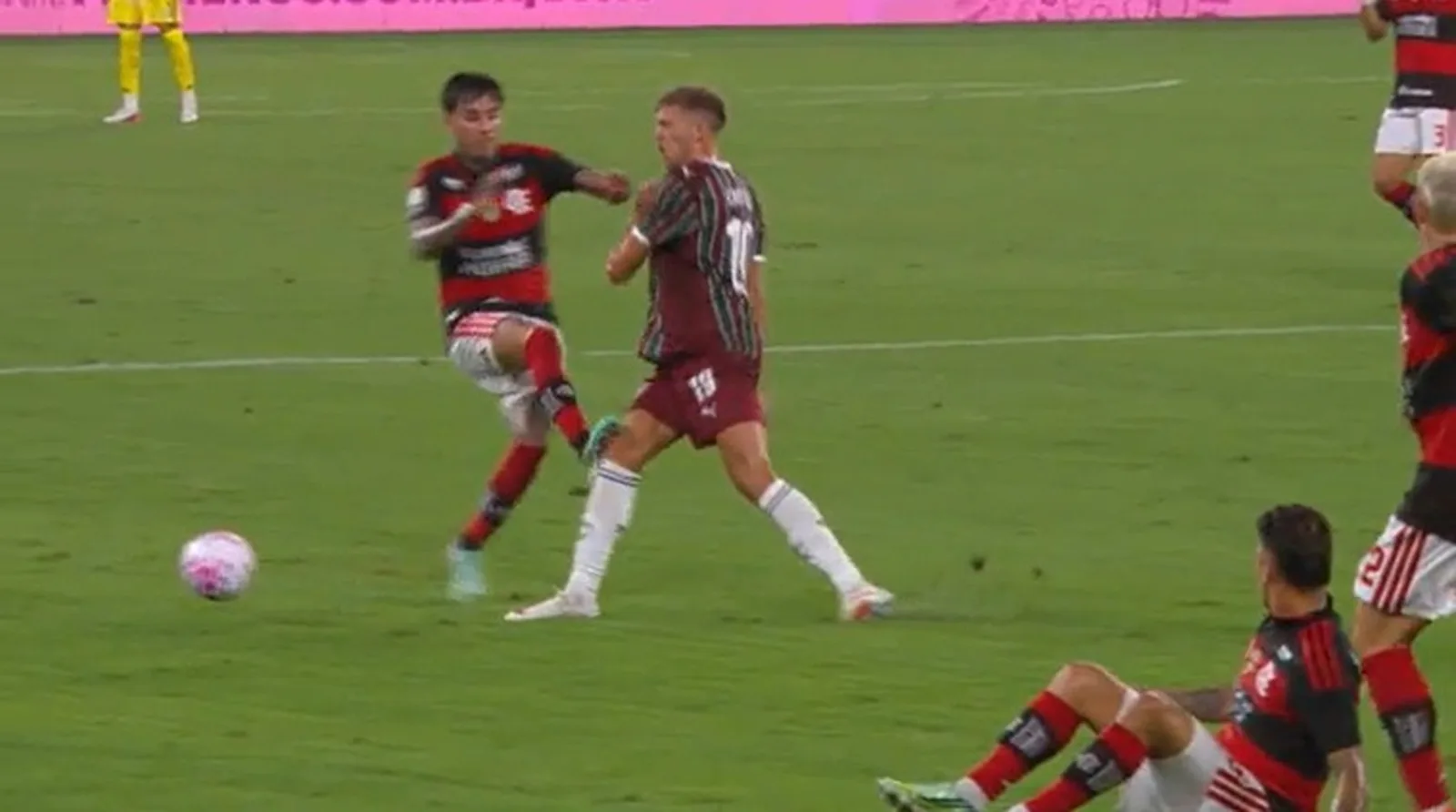 VAR não recomenda expulsão, e PC Oliveira critica decisão em Flamengo x Fluminense