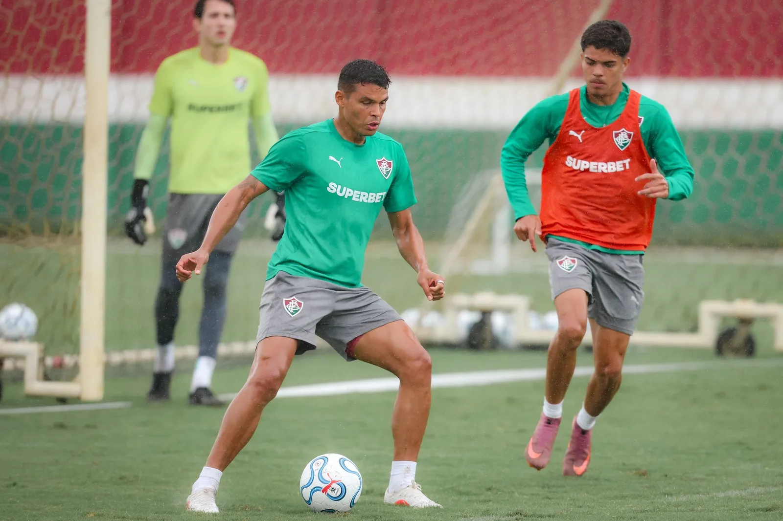 Thiago Silva e Hércules voltam aos treinos antes de duelo do Fluminense na Libertadores