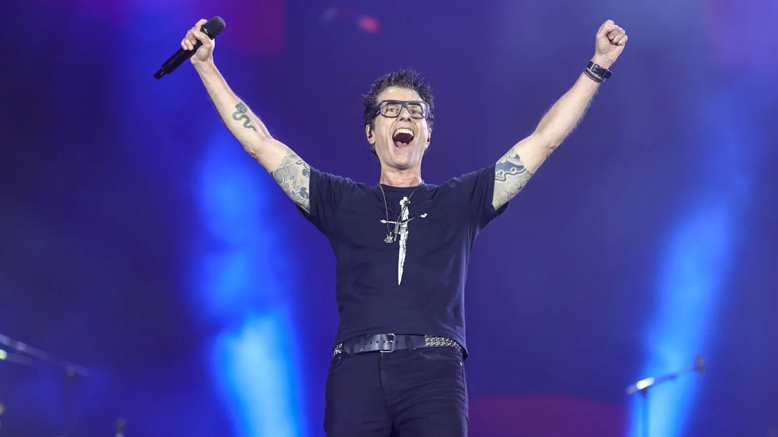 Capital Inicial homenageia Legião Urbana e faz críticas no Rock in Rio