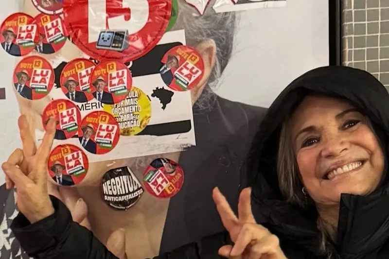 Regina Duarte mostra cartaz de peça coberto por adesivos pró-Lula