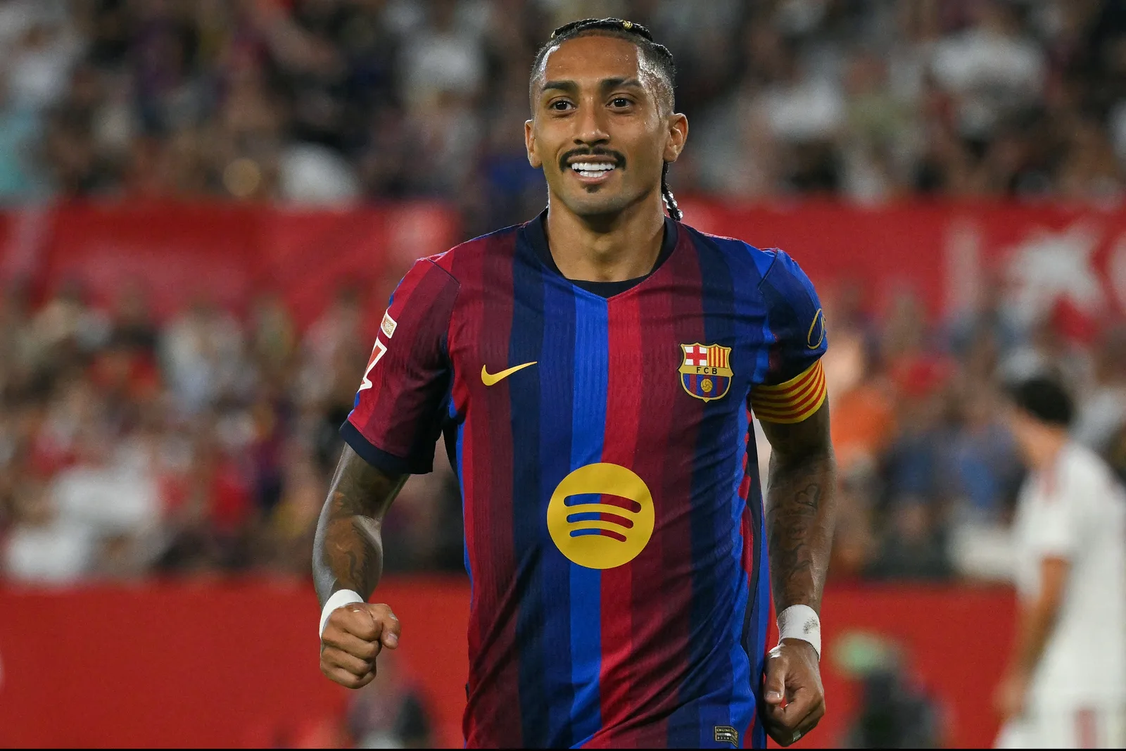 Raphinha marca três e recebe apoio de Flick após renovação pelo Barcelona