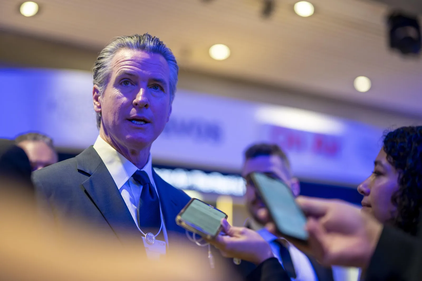 Newsom diz que propostas socialistas já integram o Partido Democrata