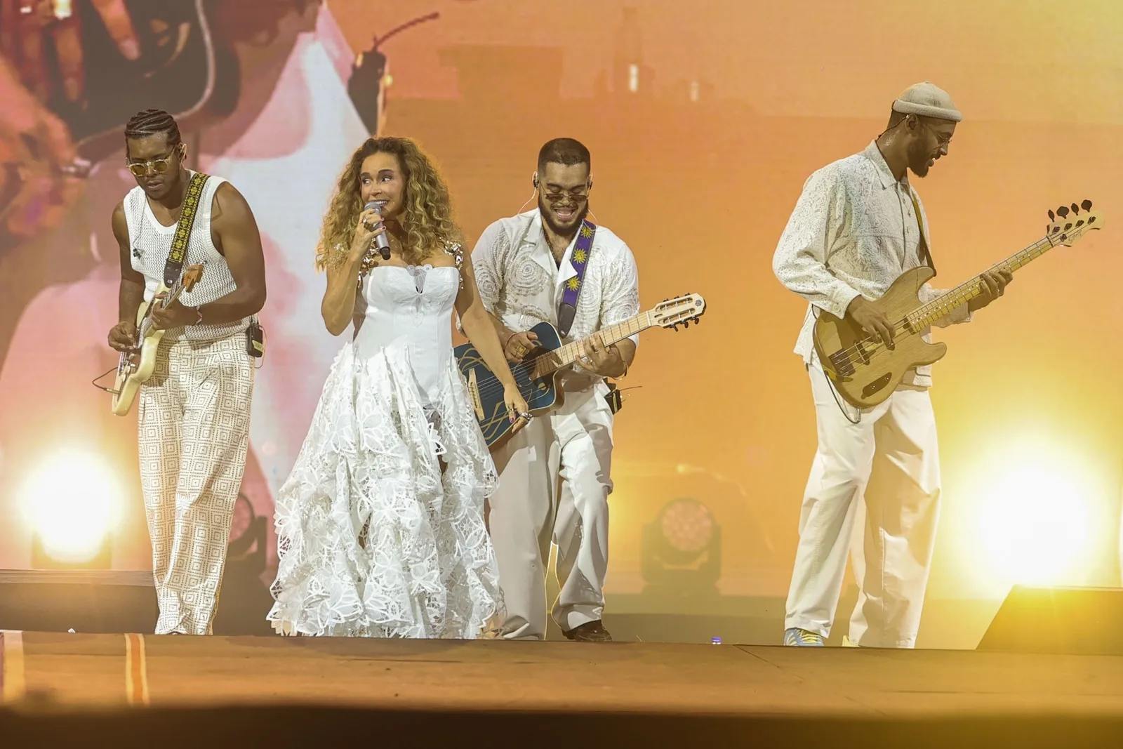 Daniela Mercury e Olodum levantam show dos Gilsons no Rock in Rio