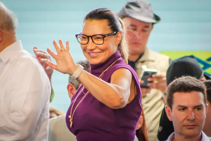 Janja amplia atuação na campanha de Lula com comícios, pautas religiosas e ataques a adversários