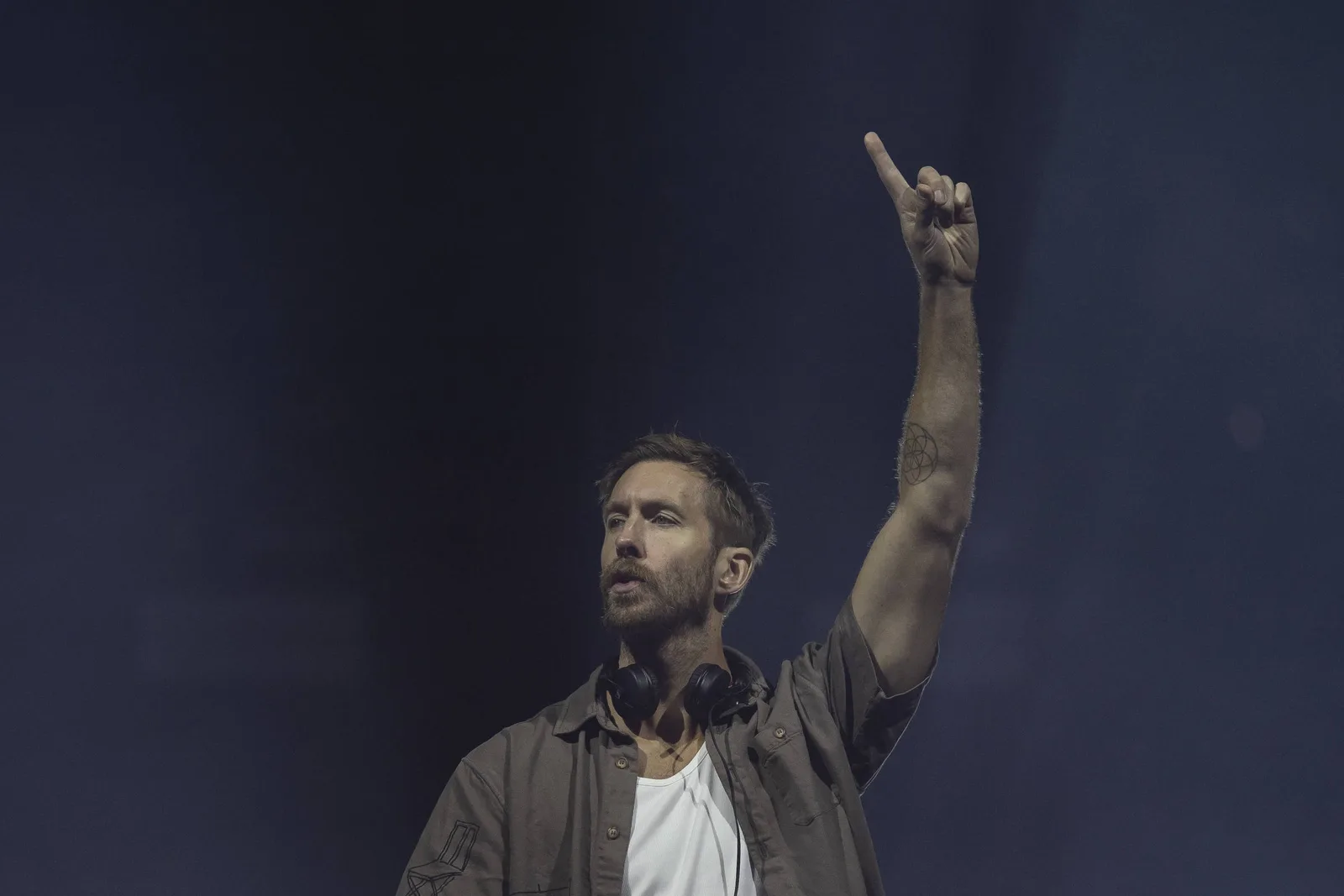 Calvin Harris encerra show com funk, bandeira do Brasil e sucessos eletrônicos