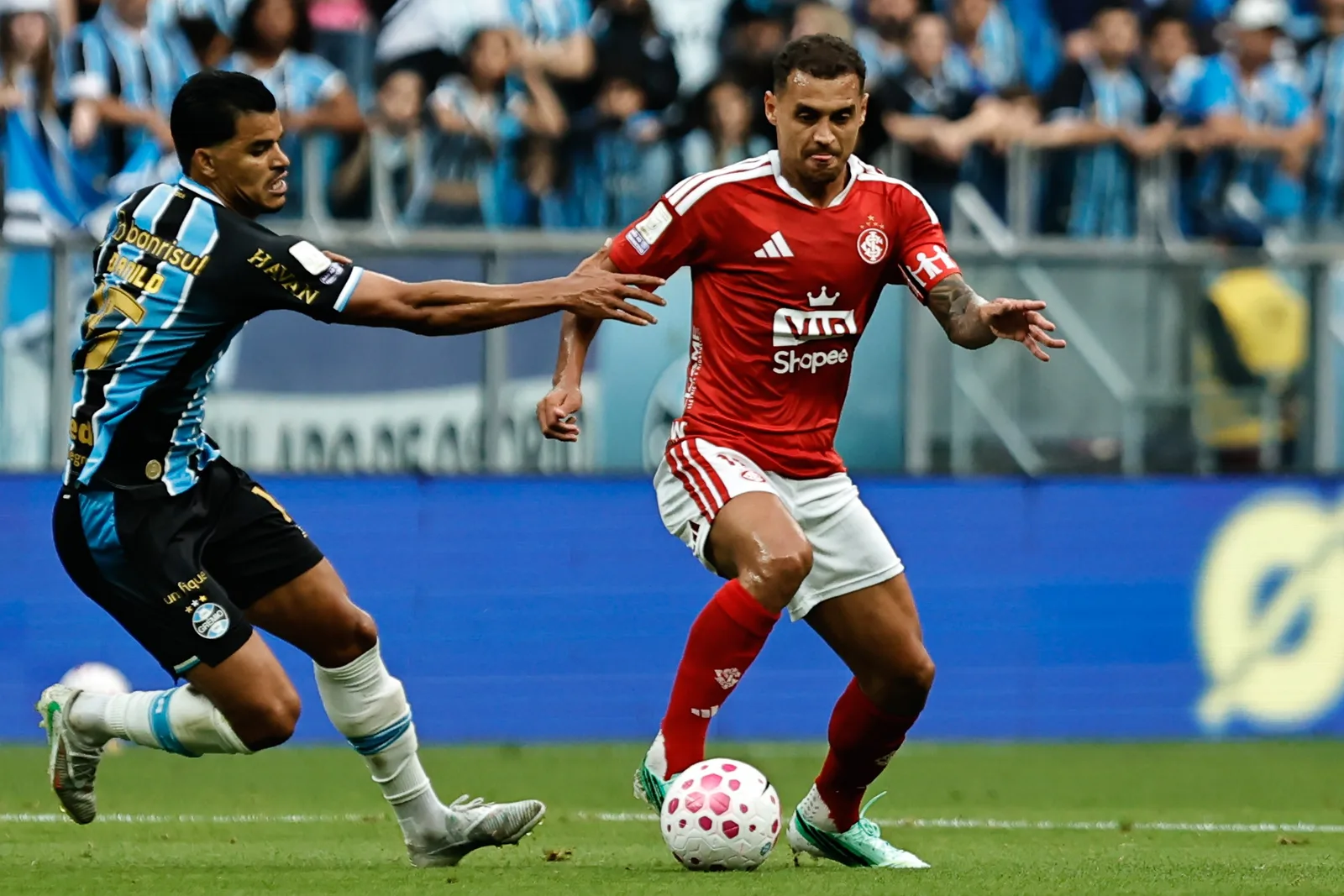 Alan Patrick fará exames após deixar Gre-Nal com dor na coxa