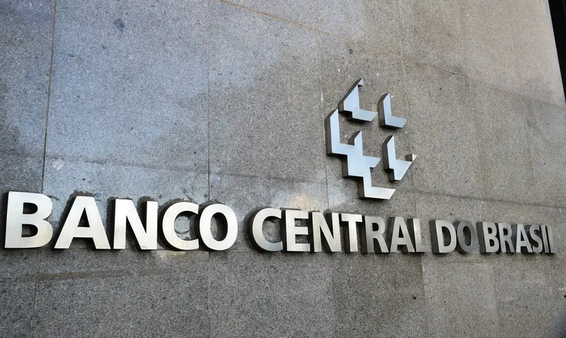 Selic chega a 13,75% após quinto corte seguido; Fed eleva juros nos EUA