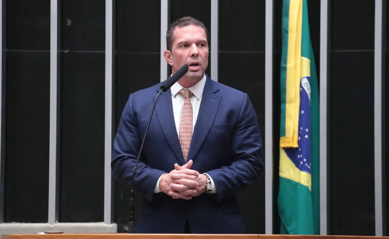 Advogado deixa defesa de Carla Zambelli após cobrar acordo político