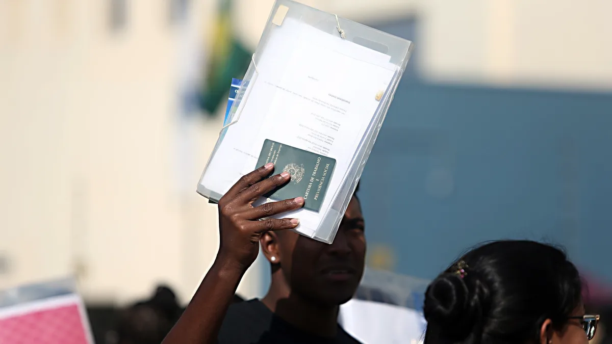 Famílias reduzem expectativa sobre emprego ao menor nível desde setembro de 2022